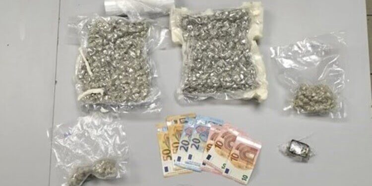 Taranto, droga e pistola nascosta in casa: arrestato 33enne dalla Polizia di Stato