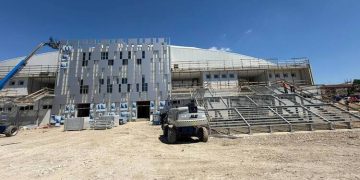 PalaRicciardi, la struttura cresce: completato il montaggio delle curve della pista indoor
