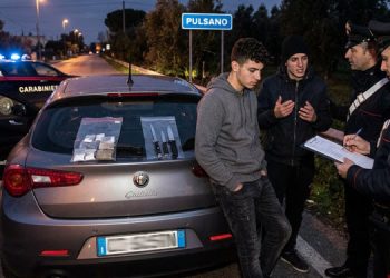 Pulsano, droga e coltelli in auto: fermati due giovani durante i controlli dei Carabinieri