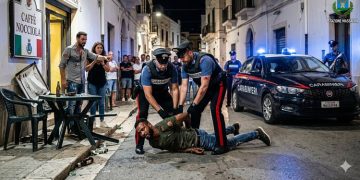 Notte di follia a Massafra: aggredisce clienti e Carabinieri, arrestato 28enne