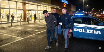 Furto al supermercato finisce in rapina: arrestato 27enne dopo la fuga