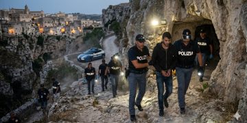 Ricercato internazionale arrestato a Massafra: era nascosto in una grotta della gravina