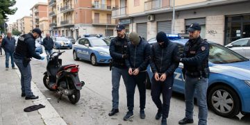 Colpi ai supermercati con scooter e maschere: la Polizia arresta due rapinatori tarantini