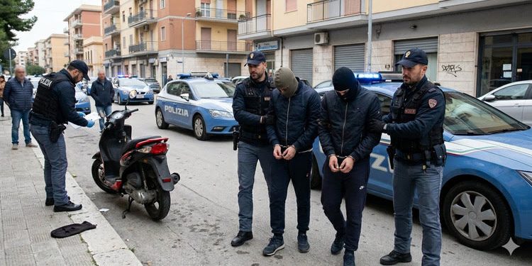 Colpi ai supermercati con scooter e maschere: la Polizia arresta due rapinatori tarantini