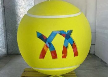Centro Tennis Magna Grecia, Ferrarese mostra la sfera simbolo dei Giochi: «Costa 4.500 euro, non 5,5 milioni»