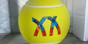 Centro Tennis Magna Grecia, Ferrarese mostra la sfera simbolo dei Giochi: «Costa 4.500 euro, non 5,5 milioni»
