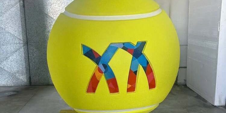 Centro Tennis Magna Grecia, Ferrarese mostra la sfera simbolo dei Giochi: «Costa 4.500 euro, non 5,5 milioni»