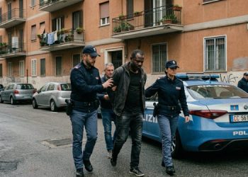 Minaccia un condominio per estorcere denaro: 44enne arrestato dalla Polizia di Stato