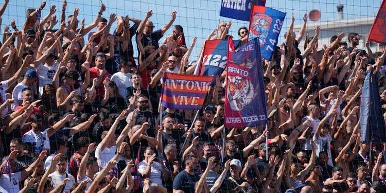 Taranto, sfuma la promozione: la protesta scaglia contro Loiodice e il resto della squadra