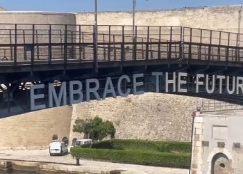 Taranto accende il conto alla rovescia: sul Ponte Girevole si illumina “Embrace the Future”