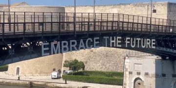 Taranto accende il conto alla rovescia: sul Ponte Girevole si illumina “Embrace the Future”