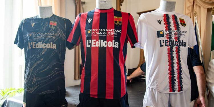 SS Taranto, svelate le nuove maglie Macron 2026/27: tradizione rossoblù, eleganza e innovazione