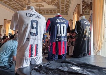 SS Taranto, svelate le nuove maglie Macron 2026/27: tradizione rossoblù, eleganza e innovazione