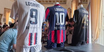 SS Taranto, svelate le nuove maglie Macron 2026/27: tradizione rossoblù, eleganza e innovazione