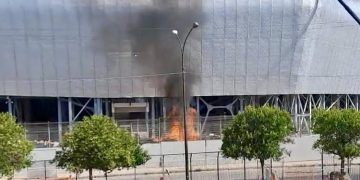 Incendio allo stadio Iacovone, l’allarme arriva dai lettori: fiamme nell’area della Curva Sud