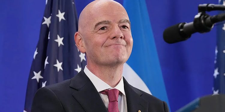Di Stefano scrive a Infantino: «Non ha violato alcuna norma FIFA, il presidente ha il dovere di valutare ogni proposta»