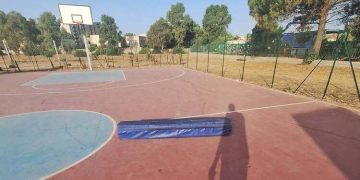 Pezzavilla, il campo da basket nel degrado. Di Gregorio: «Uno scempio. Peccato»