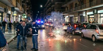 Taranto, fuochi d’artificio accesi in strada tra le auto: denunciato un 43enne