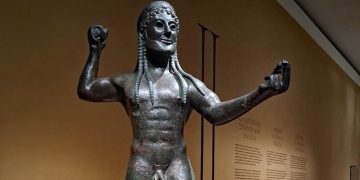 Al MArTA torna lo Zeus di Ugento: il bronzo della Magna Grecia di nuovo a Taranto