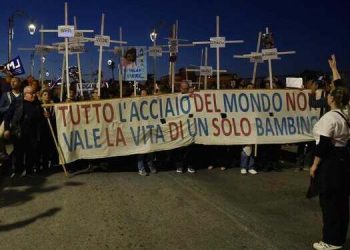 Taranto torna a vivere, migliaia in corteo per chiedere la chiusura dell’ex Ilva