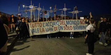 Taranto torna a vivere, migliaia in corteo per chiedere la chiusura dell’ex Ilva