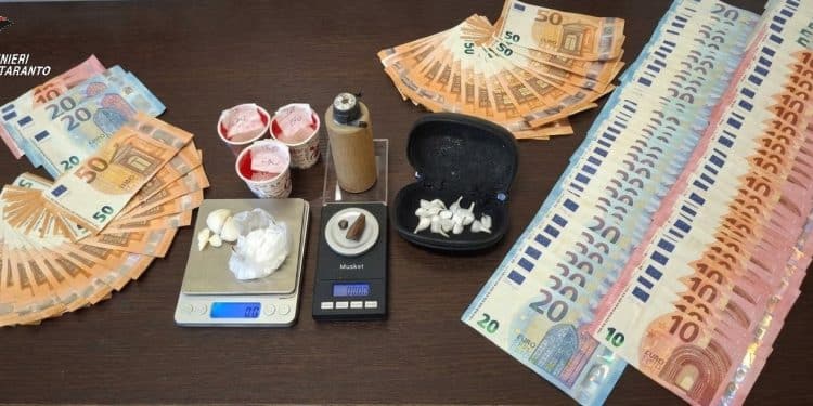 Sava, sorpresi mentre preparavano dosi di cocaina: arrestati tre giovani