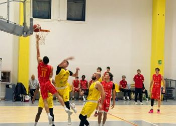 Valentino Basket Castellaneta, prima battuta d’arresto: Mesagne si impone 89-65. Bene Mazzarella e Mucenieks