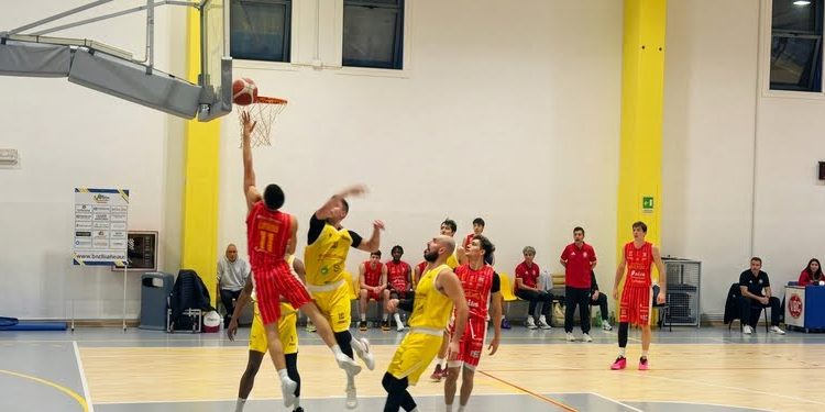 Valentino Basket Castellaneta, prima battuta d’arresto: Mesagne si impone 89-65. Bene Mazzarella e Mucenieks