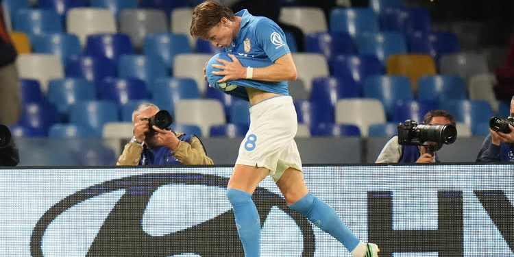 Champions League, Napoli e Roma show: gli azzurri vincono 4-3, poker giallorosso