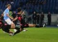 Serie A, la Lazio vola in vetta: Napoli-Roma spettacolo, il Como piega il Sassuolo