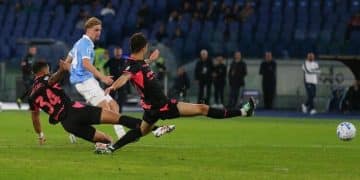 Serie A, la Lazio vola in vetta: Napoli-Roma spettacolo, il Como piega il Sassuolo
