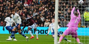 Premier League, Aston Villa stende il Manchester City: Arsenal vince, Liverpool rilancia