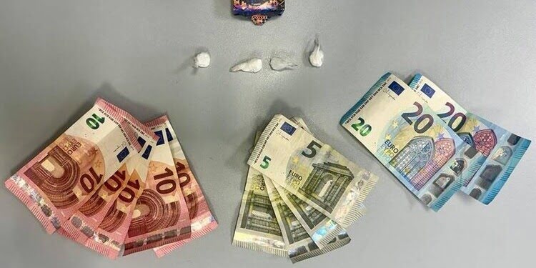 Trasportava hashish e cocaina: 22enne arrestato dalla Polizia di Stato