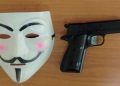 Taranto, mascherato da Anonymous e armato di pistola rapina un tassista: arrestato 28enne