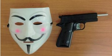 Taranto, mascherato da Anonymous e armato di pistola rapina un tassista: arrestato 28enne