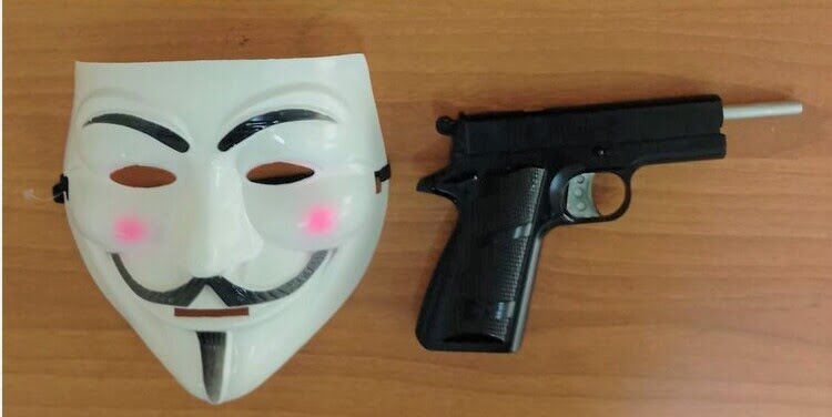 Taranto, mascherato da Anonymous e armato di pistola rapina un tassista: arrestato 28enne
